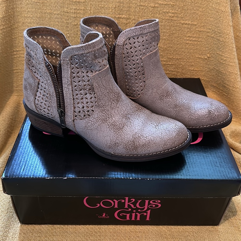Corkys "Bovina" Distressed
Leather Double Side Zip Ankle
Boots Size 8 women’s
